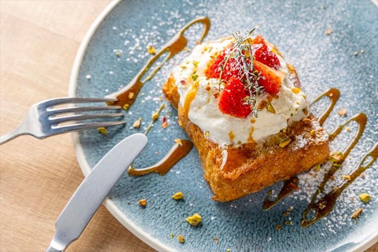 【ブレックファースト】メニュー一例：甘酸っぱい苺とキャラメルのとろける余韻のフレンチトースト