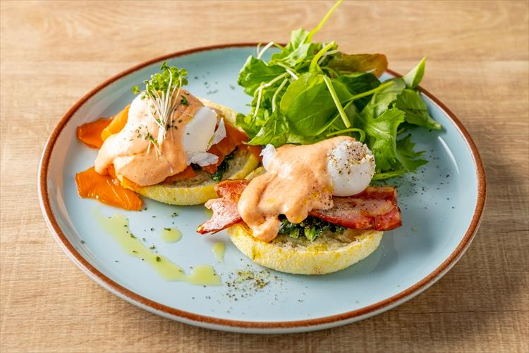 【ブレックファースト】メニュー一例：クリーミーなコクがやみつきのプレミアムエッグベネディクト