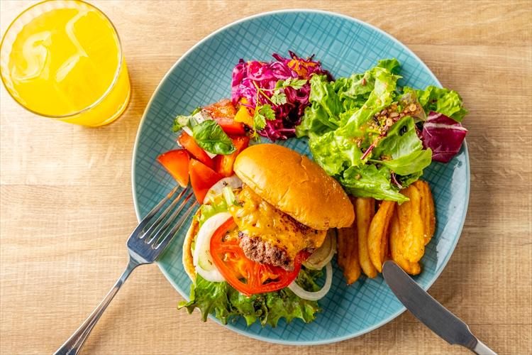 【ブレックファースト】メニュー一例：九州産牛プレミアムバーガーはジューシーな一口で満たされる贅沢時間