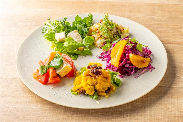 【ブレックファースト】メニュー一例：ナッツや雑穀、ドレッシングで味の変化を楽しめる、ホテルサラダ