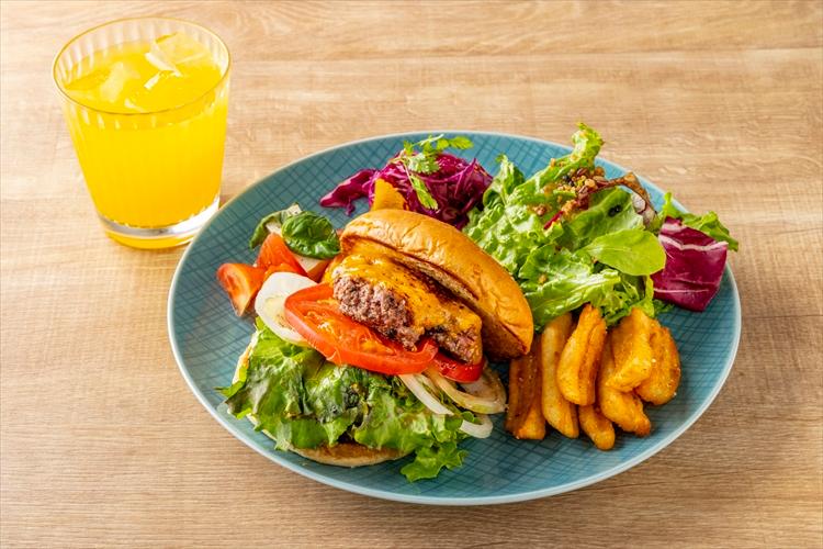 【ブレックファースト】メニュー一例：肉の旨みがあふれる、九州産牛のプレミアムバーガー