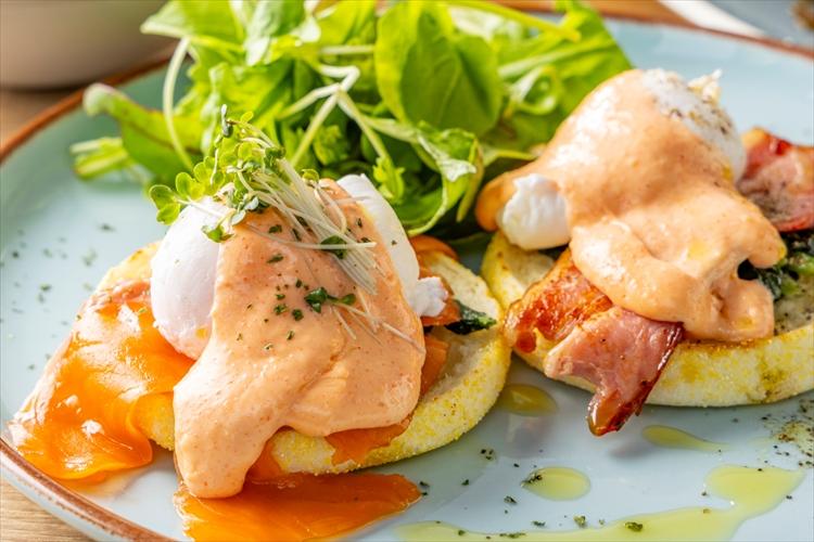 【ブレックファースト】メニュー一例：とろける卵に、博多明太ソースの旨みが重なる贅沢エッグベネディクト