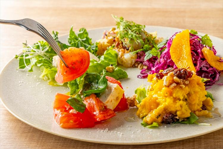 【ブレックファースト】メニュー一例：多彩な食感と風味を重ねた、ヘルシーで満足感のあるひと皿