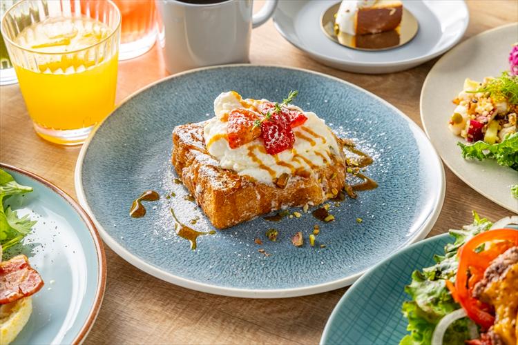 【ブレックファースト】メニュー一例：いちごが贅沢に香る、濃厚キャラメルのフレンチトースト