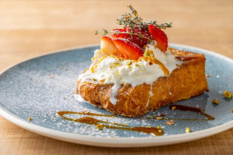 【ブレックファースト】選べる3種類のメインプレート：いちごとキャラメルのフレンチトースト