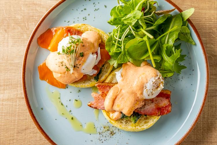 【ブレックファースト】選べる3種類のメインプレート：プレミアムエッグベネディクト　博多明太ソース