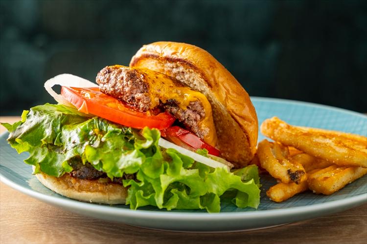 【ブレックファースト】ー選べる3種類のメインプレート：九州産牛プレミアムバーガー