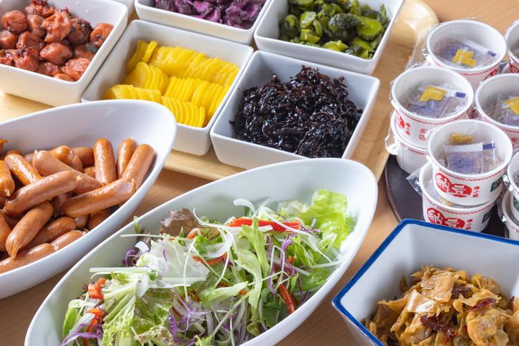 ご飯・お味噌汁・パン・お漬物・お飲み物等がお替り自由。