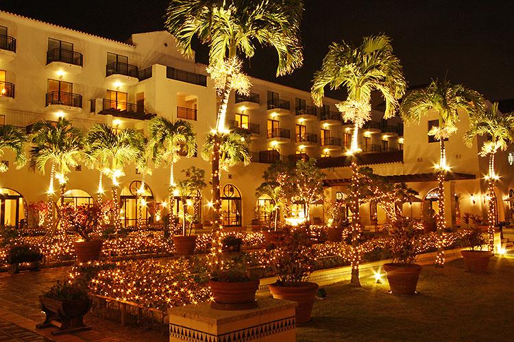 和かな明かりが灯るパティオのイルミネーション