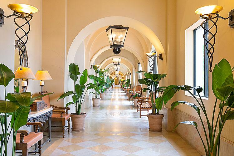 異国に訪れたような回廊