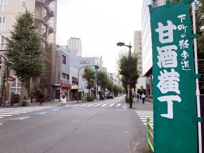 徒歩5分!飲食店や有名な和菓子屋さん、卵焼き屋さんなどがあり、この通りは水天宮駅や人形町駅に繋がっています。明治座前の清洲橋通りを横断したらのぼりが見えてきます
