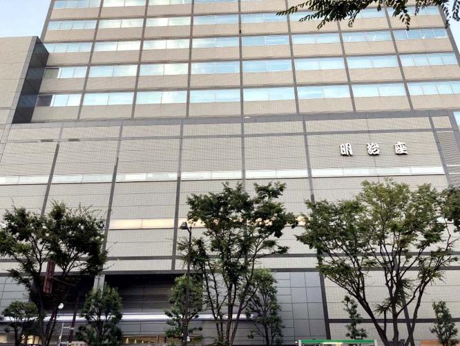 徒歩3分!浜町公園の中を通っていけます