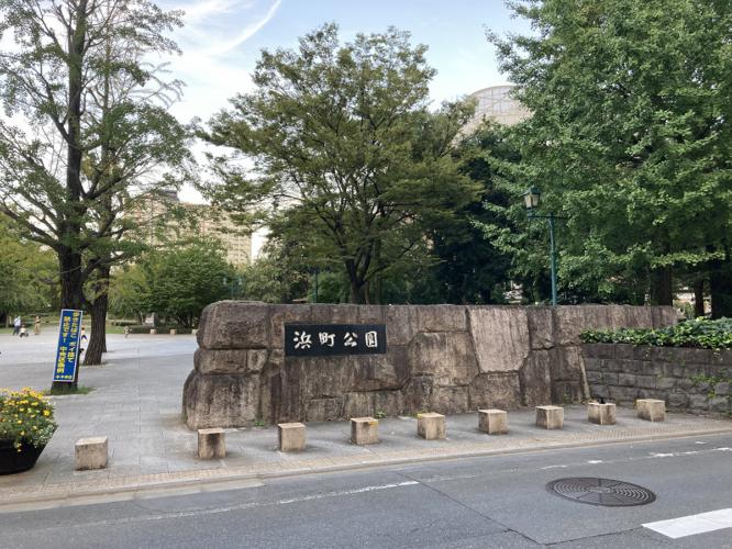 ホテル正面がすぐ公園です