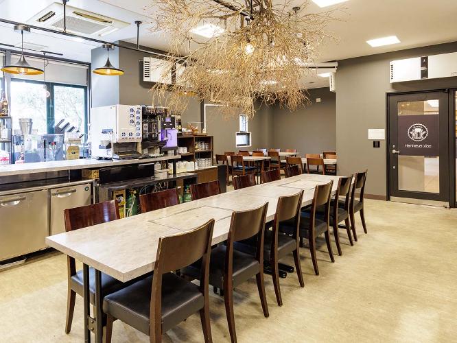 【朝食会場】ホテル1階「Beer＆Niku Harimaya Labo」（ビールと肉　はりまやラボ）