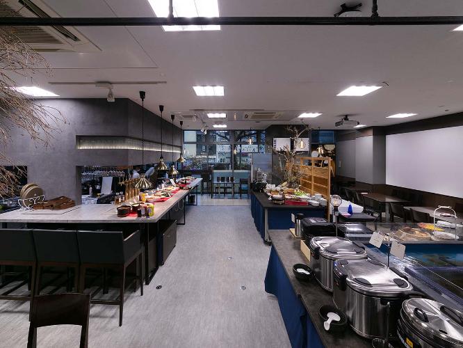 【朝食会場】ホテル1階「Beer＆Niku Harimaya Labo」（ビールと肉　はりまやラボ）