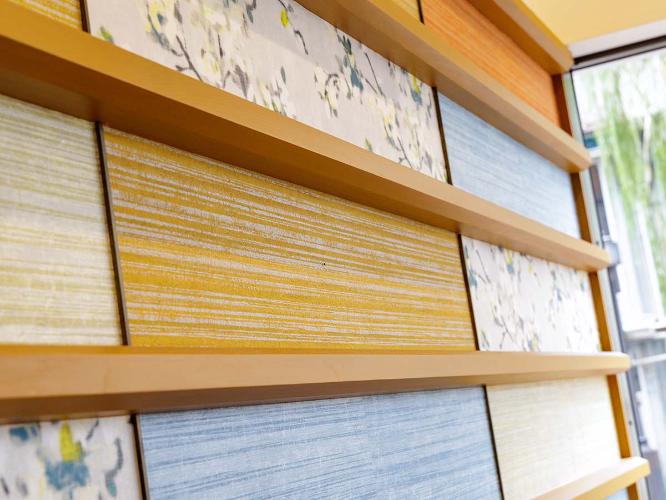 【フロント・ロビー】土佐木をふんだんに取り入れた、清潔感溢れる広々とした１階ロビー