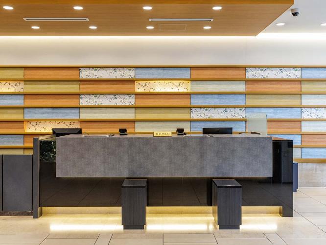 【フロント・ロビー】土佐木をふんだんに取り入れた、清潔感溢れる広々とした１階ロビー