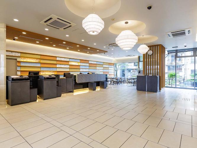 【フロント・ロビー】土佐木をふんだんに取り入れた、清潔感溢れる広々とした１階ロビー