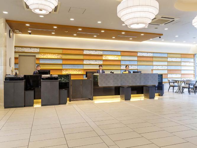 【フロント・ロビー】土佐木をふんだんに取り入れた、清潔感溢れる広々とした１階ロビー