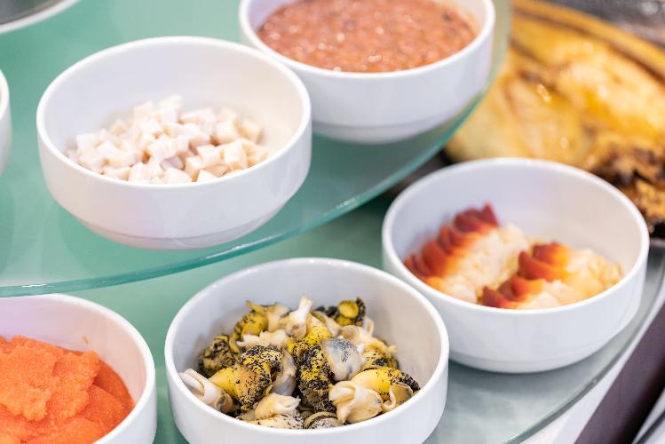 朝食一例～道産つぶ貝・北寄貝