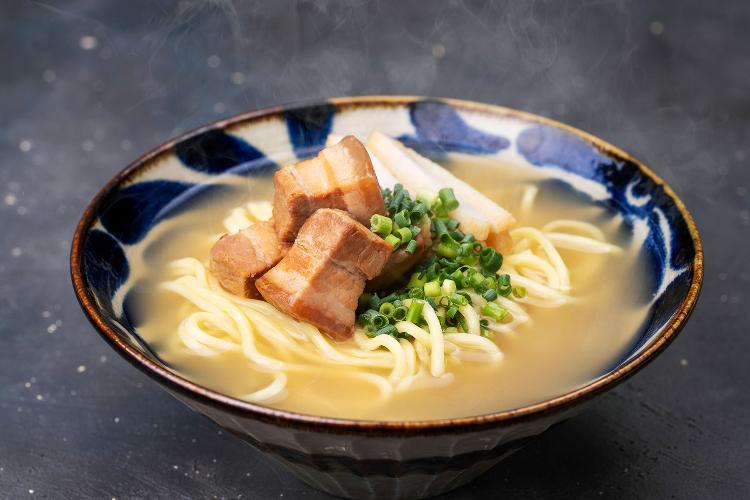 【Aqua Garden Cafe】人気！ソーキと3枚肉の八重山そば