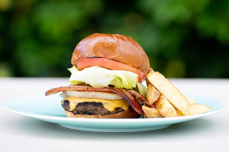 【Aqua Garden Cafe】石垣牛と沖縄産ベーコンチーズバーガー