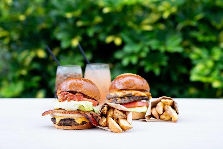 【Aqua Garden Cafe】屋外プールエリア「アクアガーデン」にあるカフェ