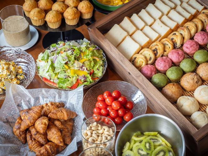 ◆朝食｜選べるメインはオムレツ・スクランブルエッグ・サーモンムニエルの3種類をご用意