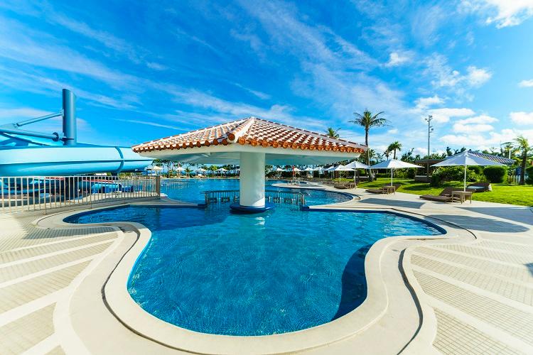 ★浅めのプールもありますのでお子様も安心して泳げます。