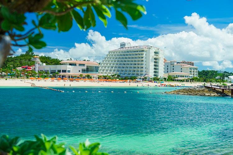 ★青いビーチに映える白。沖縄の赤瓦をイメージしたオレンジの屋根がアクセントになってます。