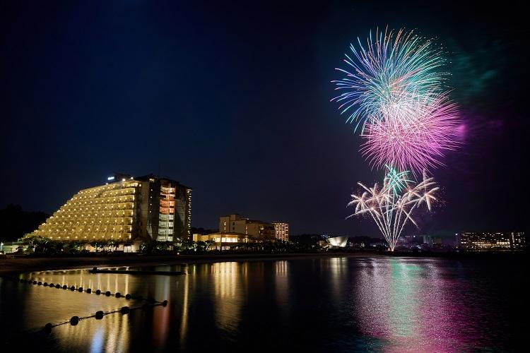 ★年末年始に打ち上げられる花火は短いながらも迫力満点です。