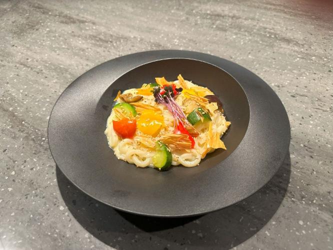 【barメニュー】彩り野菜と割れ湯葉の豆乳ソースうどん