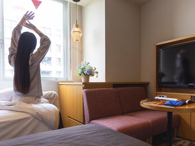 【レディースルーム】朝の身支度もゆったりと…ソファ付きでメイクにも便利