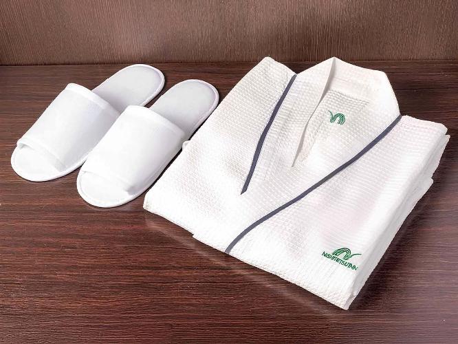 【ガウン】ゆったりとした着心地のガウンをご用意。室内でのリラックスタイムにご利用ください。