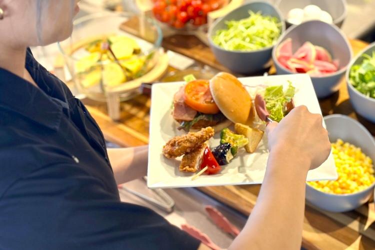 【朝食】選べるハンバーガー付きハーフビュッフェ