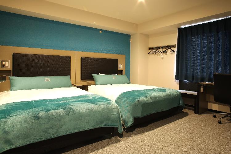 ツインルーム■25平米■140cmダブルベッド×2台■3〜4名で利用の場合はワンベッド2名利用