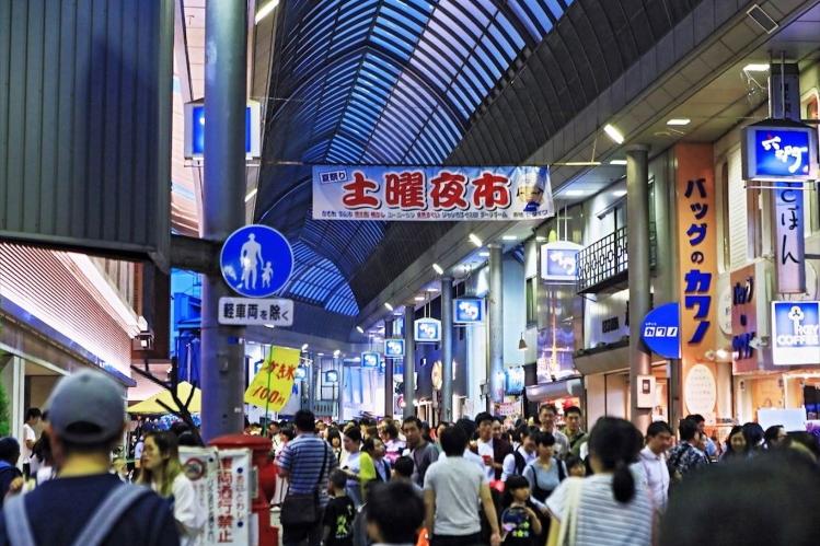 土曜夜市　写真提供：KTIE