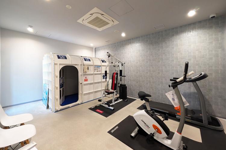 ２F大浴場横のリラクゼーションルーム酸素ルーム（定員6名　有料）＆フィットネス（無料）