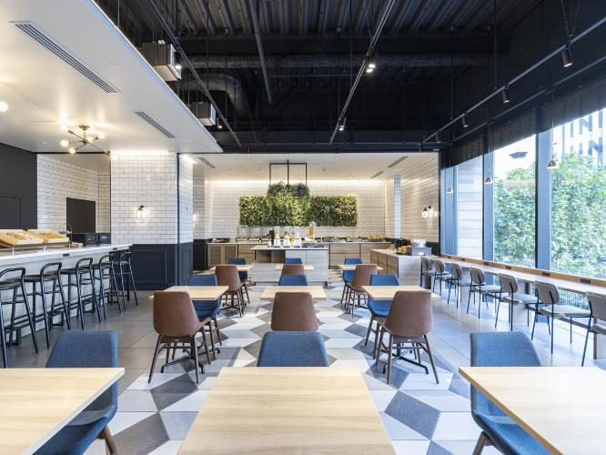 ◆レストラン会場｜柔らかい日差しが差し込む清潔感あるスペース