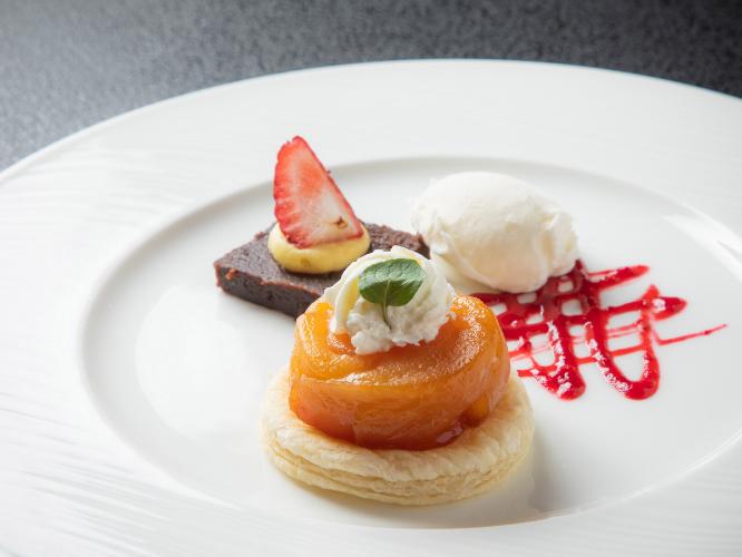 【2025冬】デザート/七飯町産リンゴのタルトタタンやチョコレートテリーヌなど3種とお飲み物をご用意