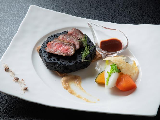 【2025冬】強肴/大沼黒牛&冬野菜のグリエは黒ニンニク塩など3種のソースで味わいを楽しんで