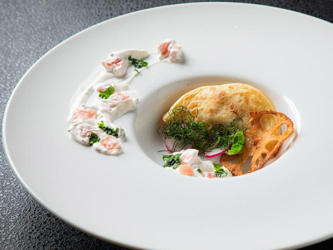 【2025冬】中皿/アンコウのじゃがいもクレープ包みを爽やかなクリーミーソースで