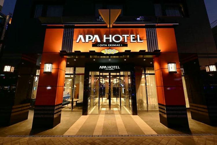 正面玄関入口(夜)