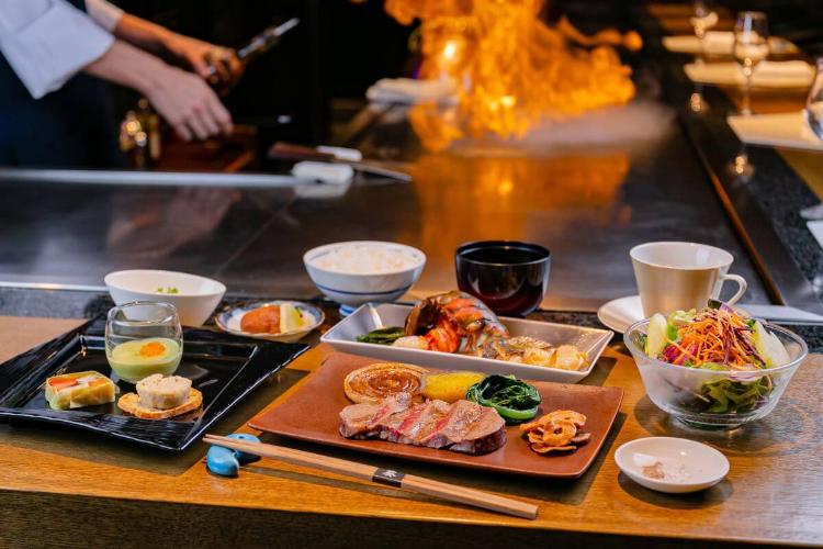 【鉄板焼レストラン葵】目前の鉄板から沸きあがる音や香りに包まれて、美食に酔いしれるひとときを。