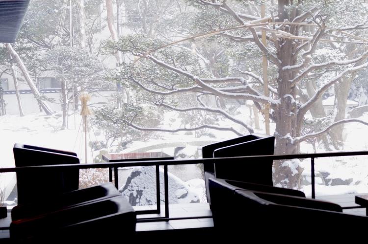 【ウォーターサイドカフェYUGEN】雪景色に覆われた日本庭園の静寂と美しさに時間を忘れる