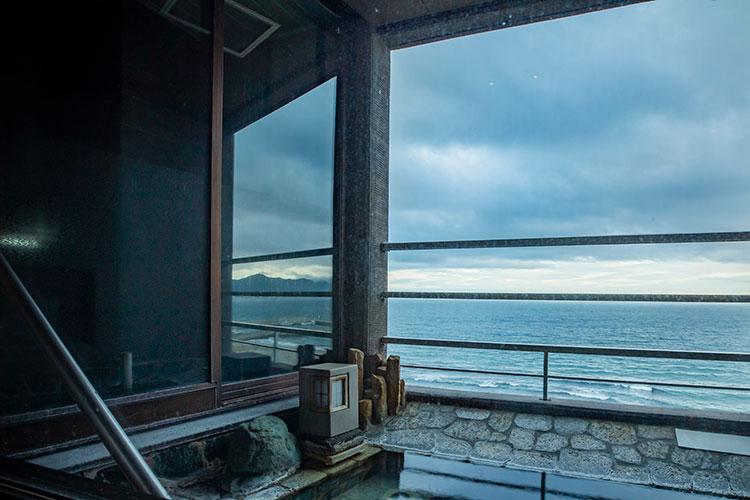 客室露天風呂(岩風呂)