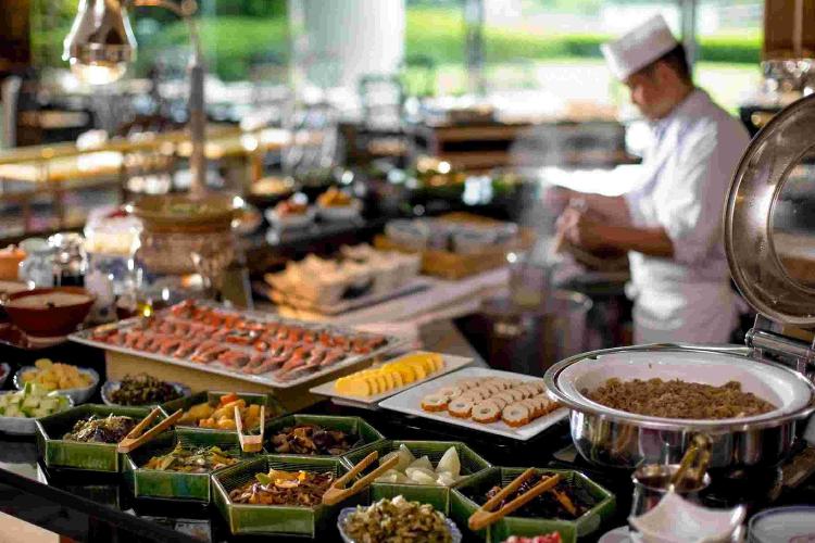 ホテルメイドパン、目の前でシェフがサービスするオムレツなど、選ぶ愉しさ満載の和洋中のお料理。