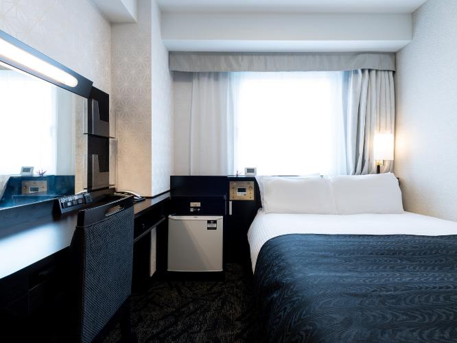 ダブルルーム【全室禁煙】：広さ11平米／ベッド1台（幅140cm、長さ