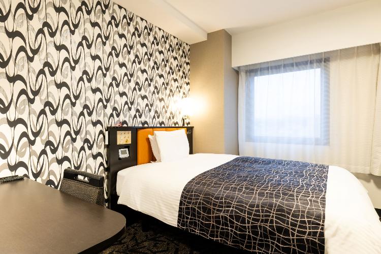 シングルルーム　広さ：10平米 / ベッド幅：140cm×1台