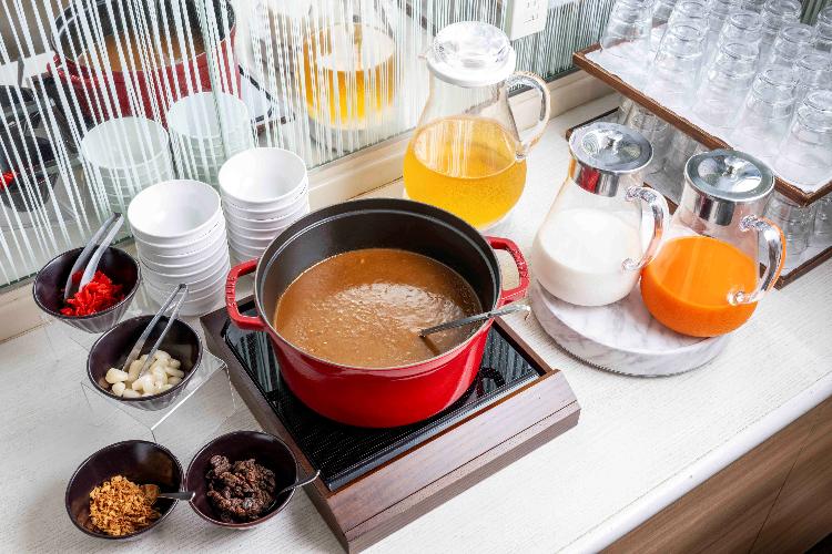 温かいカレーをお好みのトッピングで♪